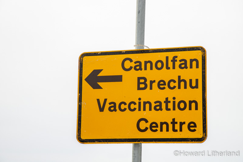 Covid vaccination centre sign in english and welsh languages
